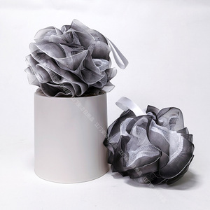 Éponge de bain exfoliante artisanale en organza dégradé Snow Veil - Product Image 1