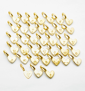 Colgantes y Dijes Personalizados de Plata de Ley 925 Bañados en Oro con Iniciales y Corazones, Dijes de Oro Laminado Plata 925 para Collares y Pulseras - Product Image 1