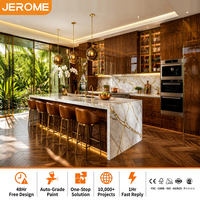 Solution tout-en-un sur mesure, design moderne de luxe, ensemble d'armoires de cuisine en noyer foncé avec îlot en marbre Calacatta Gold, finition brillante UV