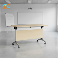 Table de séminaire pliante exécutive avec plateau en grain de bois clair, cadre blanc, roulettes, empilable pour réunions, salles de formation et salles de classe