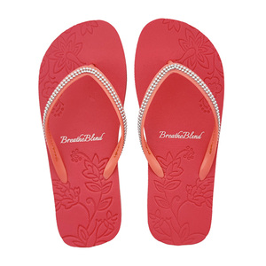 <span class=keywords><strong>Tongs</strong></span> rouges élégantes pour femmes Design chic et confortable avec sangles en strass et semelle en relief floral pour l'été - Product Image 1