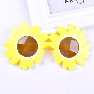 للبيع بالجملة أقحوانات صغيرة لأعياد الميلاد نظارات حفلات ديكور زهور بيضاء إبداعية تزيين الكعك - Product Image 5