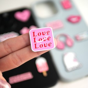 Nouveaux autocollants pour téléphone en émail doux rose tendance 2026 |   Motifs arabes et féminins gravés sur mesure |   Décoration de téléphone en stock - Product Image 2