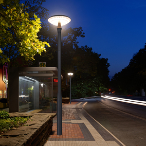 ไฟถนนโซลาร์เซลล์ IP66 กันน้ำสำหรับภายนอกอาคาร LED มุมกระจายแสง 360 องศา 1800 ลูเมนส์ 6000K ได้รับการรับรอง CE/FCC รับประกัน 2 ปี โครงอะลูมิเนียม - Product Image 3