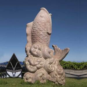 Escultura de Pez de Mármol Tallada a Mano para Jardín Exterior, Tallado Elegante para Parque, en Venta - Product Image 1