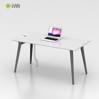 Petite Table de bureau moderne en chêne véritable à vendre