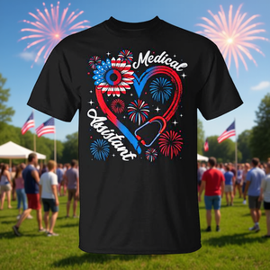 Camiseta de asistente médico, diseño de estetoscopio con corazón de fuegos artificiales en rojo, blanco y azul, unisex, para adultos, cuello redondo, manga corta - Product Image 3