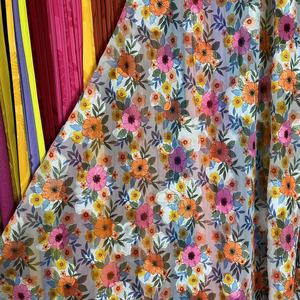 Vente en gros de mousseline de soie polyester personnalisé fleurs coupées impression numérique <span class=keywords><strong>tissu</strong></span> <span class=keywords><strong>au</strong></span> mètre <span class=keywords><strong>pour</strong></span> les femmes - Product Image 2