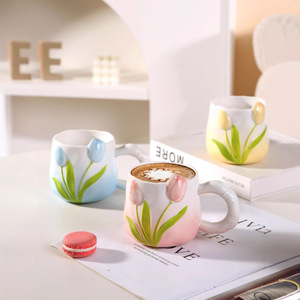 Tazza di ceramica <span class=keywords><strong>tulipano</strong></span> alta estetica dipinta <span class=keywords><strong>a</strong></span> mano sotto-smalto colore gradiente goffrato cartone animato fiore coppia tazza di acqua - Product Image 2