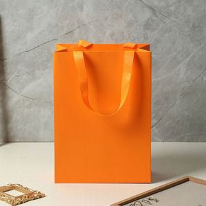 Sac en papier kraft noir personnalisé de qualité alimentaire avec impression en héliogravure, poignée longue, ruban, logo personnalisé pour emballage cadeau - Product Image 3