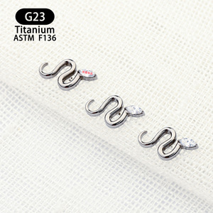 Clous d'oreilles en titane G23 en forme de serpent 10,5 mm avec zircon blanc pour piercing du cartilage - Product Image 4