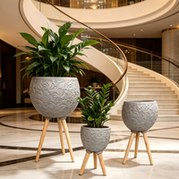 Ensemble de pots à fleurs modernes en fibre d'argile de 3 tailles avec pieds en bois, design sculpté sur mesure, pour la maison et l'intérieur/extérieur