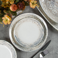 JQY Assiettes à dîner en gros Vintage Swirl Pattern Service d'assiettes en céramique Service de vaisselle Service de restauration en porcelaine blanche pour restaurant