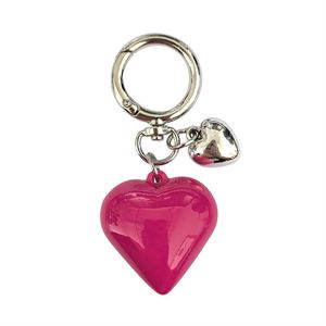 Vente en gros de pendentifs créatifs simples en résine de couleur bonbon en forme de cœur, petits accessoires pour sacs, porte-clés, bijoux - Product Image 5