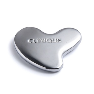 Gua Sha de Metal con Logotipo Grabado en Forma de Corazón, Masajeador Facial - Product Image 2