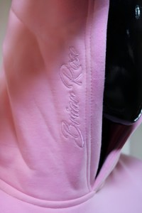 เสื้อสเวตเชิ้ตมีฮู้ดสีชมพูสำหรับทุกเพศ ทรงปกติ ผ้าฟลีซ สีพื้น มีกระเป๋า โลโก้ที่แขนซ้าย สวมใส่สบายๆ ในฤดูใบไม้ร่วง Urban Productions - Product Image 3