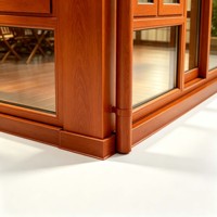 Moderna Terraza Acristalada con Estructura de Aluminio Estilo Madera de Redwood, Techo Poligonal, Luces Integradas, Ventanas Grandes, Espacio de Patio Exterior Personalizable