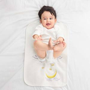 Fasciatoio per Neonati con Stampe Cartoon, in Cotone, Traspirante, Pieghevole, Essenziale per le Gite - Product Image 1