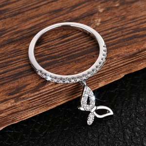 Bague délicate en zircon avec breloque papillon pour femme, bijou de doigt tendance inspiré de la nature douce - Product Image 3