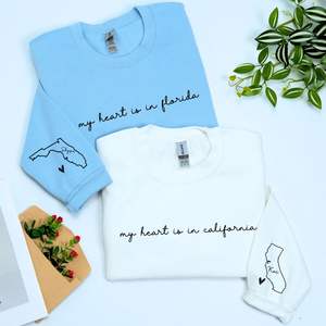 Sudadera con capucha bordada personalizada 'My Heart Is in Your State' con mapa de estado 3D en La Manga, regalo de invierno a larga distancia - Product Image 3