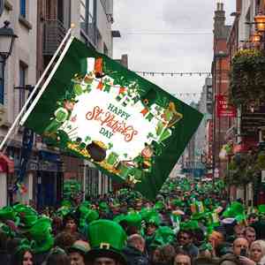 ธงสามเหลี่ยมสองด้านขนาด 3*5 ฟุต สำหรับวันเซนต์แพทริก ลายใบโคลเวอร์ ทำจากผ้าสักหลาด พิมพ์ด้วยเทคนิคดิจิทัล เหมาะสำหรับตกแต่งสนามหญ้ากลางแจ้ง - Product Image 2