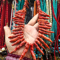 Collier bavoir bohème fait main pour femmes plaqué or perle de pierre de corail rouge irrégulière en alliage de zinc