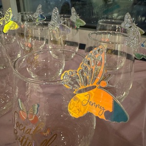 Tarjeta acrílica iridiscente con diseño de mariposa y miel para insertar en copas de vino, tarjeta de lugar personalizada con nombre para decoración de fiestas y banquetes. - Product Image 2