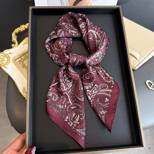 Écharpe en soie effet paisley bordeaux, élégante écharpe carrée rouge pour femmes, bandana paisley rouge foncé, écharpe de cou 70x70cm OEM/ODM - Product Image 1
