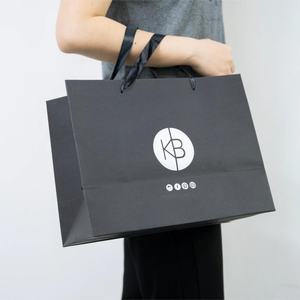 Embalaje de papel personalizado Bolsa de papel para compras Logotipo de impresión personalizado Bolsa de embalaje rosa y blanca, paquete delicado de 250GSM de bolsa con asa de cinta - Product Image 6