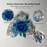 Bros Bunga Biru Bordir Miao, Pin Kerah Sutra Mulberry Jahitan Tangan dengan Paduan Zirkon, Hadiah Perhiasan Wanita Artisan Etnis