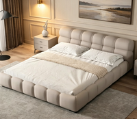 Lit moderne en tissu Teddy crème, cadre en bois rembourré, lit doux taille King, lit nuage minimaliste pour chambre à coucher, appartement