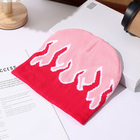 Gorro de punto acrílico personalizado estilo urbano con diseño de llamas, estilo hip-hop, con bloques de color y jacquard de llamas.