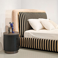 Lit moderne et confortable Ben Room RANTEN 1,8 m double avec cadre en bois de bambou et laine d'agneau rayée, grand rangement plat