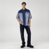 Chemise en jean ombré pour homme, manches courtes, boutonnée, bleu glacé délavé, bicolore, coupe ample et carrée avec détail poche poitrine