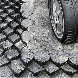 Géocellules en nid d'abeille cellulaire pour le renforcement des allées de stationnement en bord de route, des allées, des fermes piscicoles, des bassins, des digues - Product Image 1