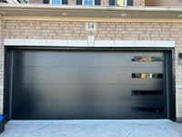 Porte de garage sectionnelle en mousse PU en acier galvanisé à roulement automatique au design moderne avec fenêtres latérales Surface finie pour villas