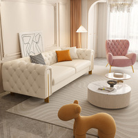 Canapé 3 places capitonné en tissu crème avec accoudoirs et pieds dorés, fauteuil assorti pour hall d'hôtel et salon