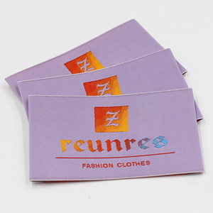 Étiquettes tissées en polyester écologiques de luxe de l'usine de fabrication d'étiquettes Fabiani Taggs de Canterbury, étiquettes de vêtement personnalisées, couleur asymétrique - Product Image 2