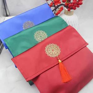 Alfombra de oración antideslizante YASEEN de seda artificial con diseño novedoso, 5' x 8', empaque portátil en bolsa, estilo musulmán - Product Image 1