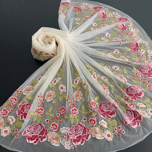Tissu en tulle tissé brodé de roses et de coquelicots multicolores ivoire, dentelle à bordure florale 100% polyester 70GSM léger pour robes de mariée - Product Image 1