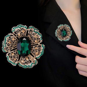 Broche en cristal vert émeraude ovale grande taille, à facettes multiples, au design orné ajouré, à motif floral baroque victorien et filigrané - Product Image 6