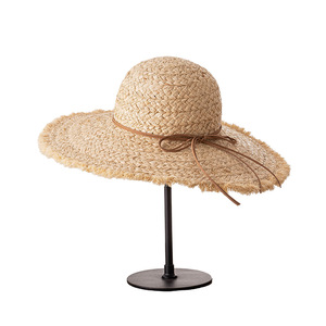 Chapeau de soleil dôme à large bord en paille de raphia naturelle pour enfants, avec bords effilochés, idéal pour le voyage, collection Printemps-Été - Product Image 1