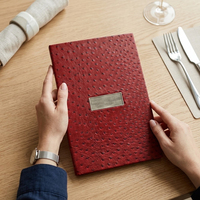 Vente en gros de couvertures de menu en cuir PU à motif crocodile bicolore, porte-comptes pour restaurant, café, bistrot, hôtel, logo personnalisé