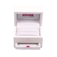 Petite boîte à bijoux artisanale avec fermeture magnétique, logo en relief, forme rectangulaire, doublure en éponge, petit couvercle mat