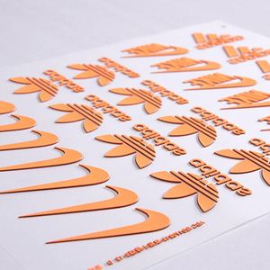 Étiquettes de vêtements personnalisées en silicone 3D, imprimées par transfert thermique, logo en relief, style coréen, vente en gros, forme en rouleau, taille personnalisée - Product Image 1
