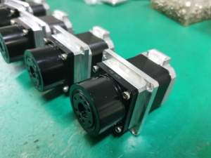 Caja de Engranajes Reductora CSF-11-30 para Motor 17 con Eje de 8mm - Product Image 4