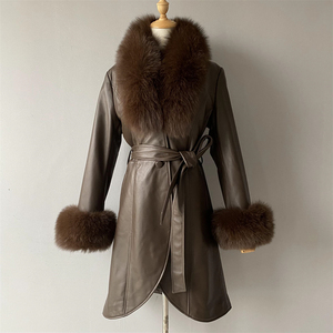 Cappotto Lungo in Vera <span class=keywords><strong>Pelle</strong></span> di Pecora per Donna, Stile <span class=keywords><strong>Trench</strong></span> con Cintura e Grande Collo in Vera Pelliccia di Volpe, Colore <span class=keywords><strong>Marrone</strong></span> - Product Image 4