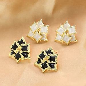 Boucles d'oreilles à clous en alliage à double couche tendance pour femmes, style rétro français, design de luxe haut de gamme avec aiguille en argent - Product Image 4