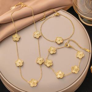 Set de Joyería de Lujo para Mujer con Collar, Colgante, Pulsera y Aretes de Cinco Flores Bañado en Oro de 18k, No se Deslustra e Hipoalergénico - Product Image 2