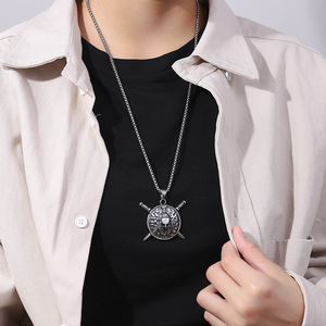 Europeo y <span class=keywords><strong>americano</strong></span> punk retro vikingo espartano <span class=keywords><strong>Guerrero</strong></span> casco espada escudo colgante titanio acero suéter cadena hombres collar - Product Image 5
